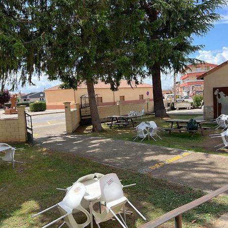 Albergue Municipal Hostel San Martín del Camino Exterior foto