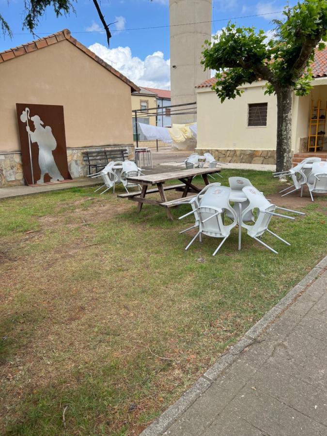 Albergue Municipal Hostel San Martín del Camino Exterior foto